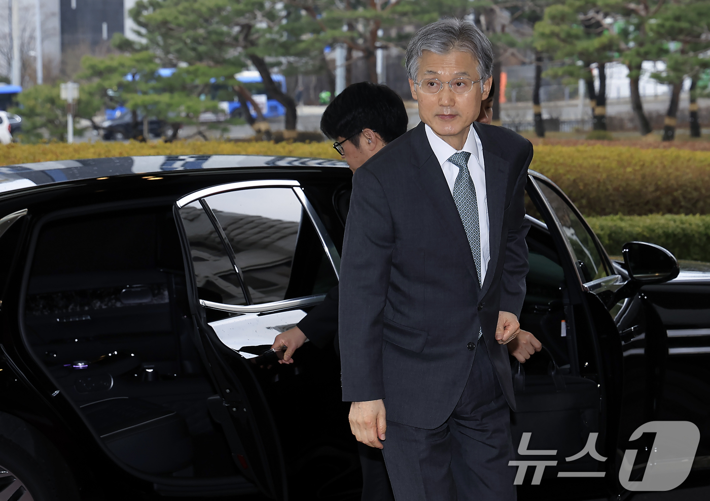 (서울=뉴스1) 박정호 기자 = 조희대 대법원장이 6일 오전 서울 서초구 대법원으로 출근하며 질문하는 취재진을 바라보고 있다.전날 범여권 강경파 의원들은 조희대 대법원장 탄핵소추안 …