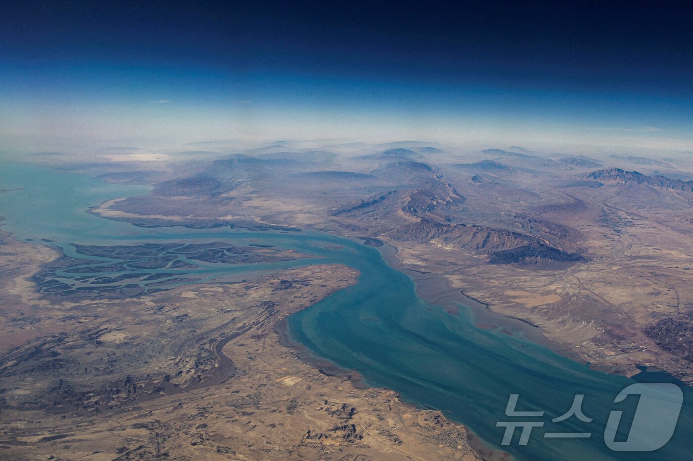 본문 이미지 - NHK는 호르무즈 해협이 사실상 봉쇄되면서 지난 5일 오전 기준 화물선 2척이 통과하는 데 그쳤다고 6일 보도했다. 사진은 이란 호르무즈 해협에 위치한 케슘 섬의 모습. 2023.12.10. ⓒ 로이터=뉴스1