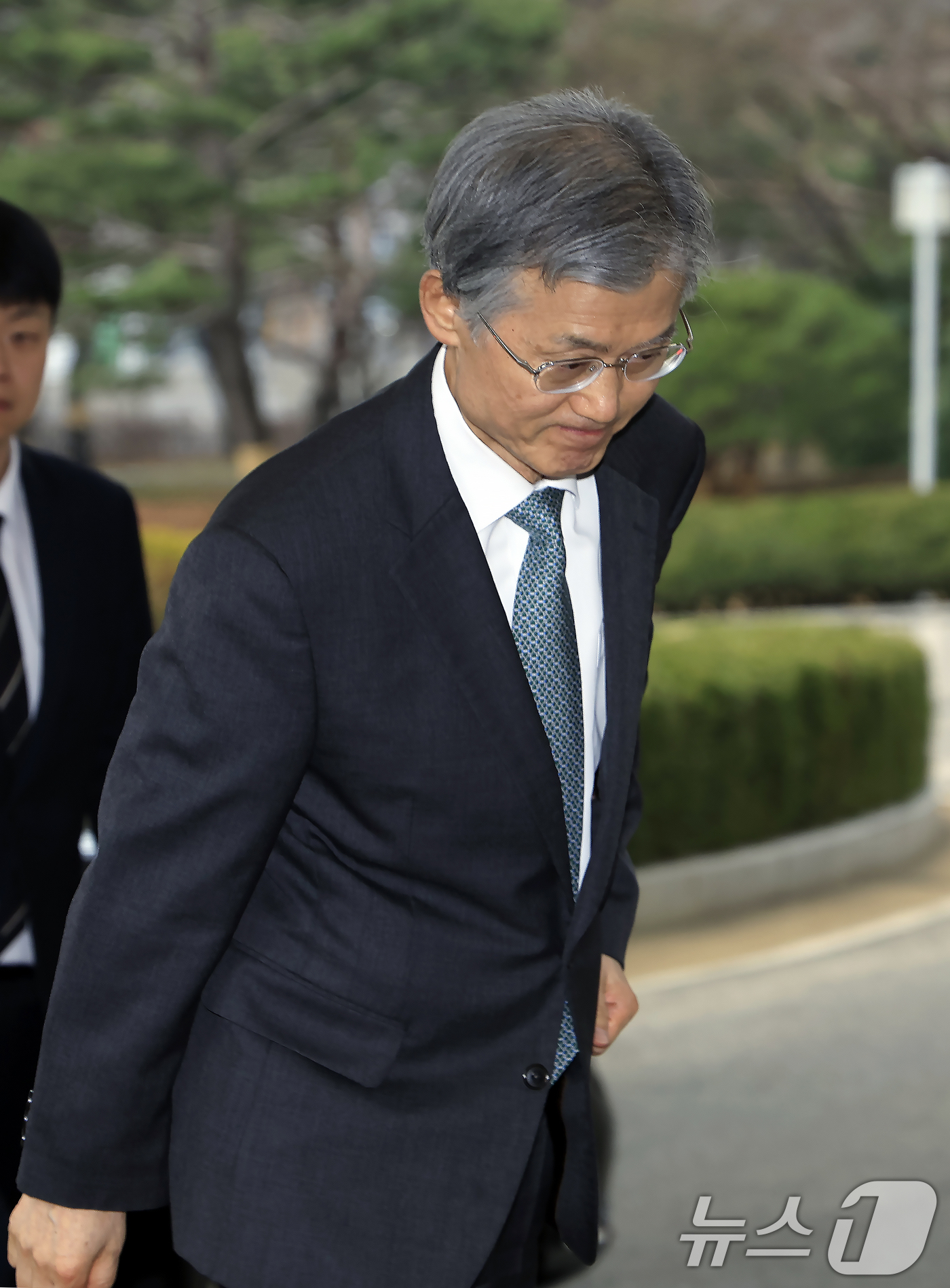 (서울=뉴스1) 박정호 기자 = 조희대 대법원장이 6일 오전 서울 서초구 대법원으로 출근하고 있다.전날 범여권 강경파 의원들은 조희대 대법원장 탄핵소추안 발의를 위한 의원 서명 운 …
