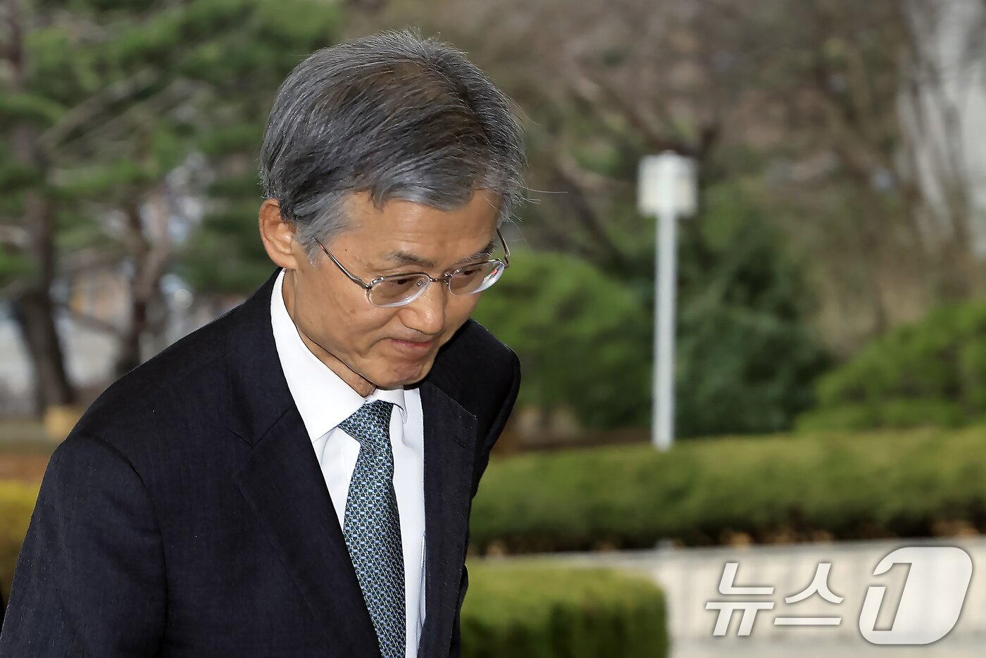 본문 이미지 - 조희대 대법원장이 6일 오전 서울 서초구 대법원으로 출근하고 있다. 전날(5일) 범여권 강경파 의원들은 조희대 대법원장 탄핵소추안 발의를 위한 의원 서명 운동에 돌입한다고 밝혔다. 2026.3.6 ⓒ 뉴스1 박정호 기자