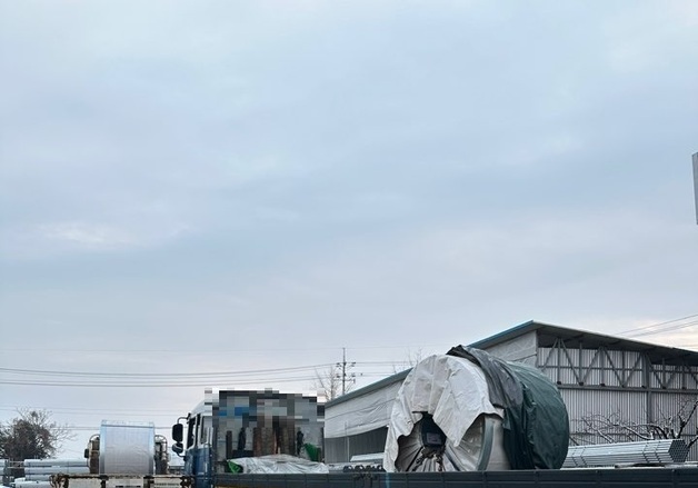 당진 공장서 25톤 화물차 2대 사이에 끼인 40대 심정지 이송