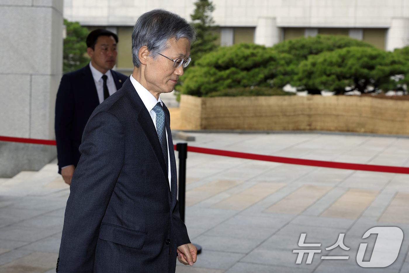 (서울=뉴스1) 박정호 기자 = 조희대 대법원장이 6일 오전 서울 서초구 대법원으로 출근하고 있다.전날 범여권 강경파 의원들은 조희대 대법원장 탄핵소추안 발의를 위한 의원 서명 운 …
