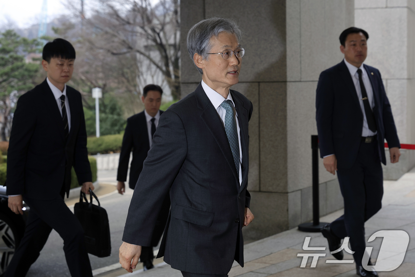 (서울=뉴스1) 박정호 기자 = 조희대 대법원장이 6일 오전 서울 서초구 대법원으로 출근하고 있다.전날 범여권 강경파 의원들은 조희대 대법원장 탄핵소추안 발의를 위한 의원 서명 운 …