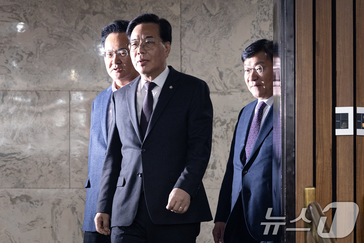 (서울=뉴스1) 유승관 기자 = 송언석 국민의힘 원내대표를 비롯한 원내지도부가 6일 서울 여의도 국회에서 열린 원내대책회의에 참석하고 있다. 2026.3.6/뉴스1