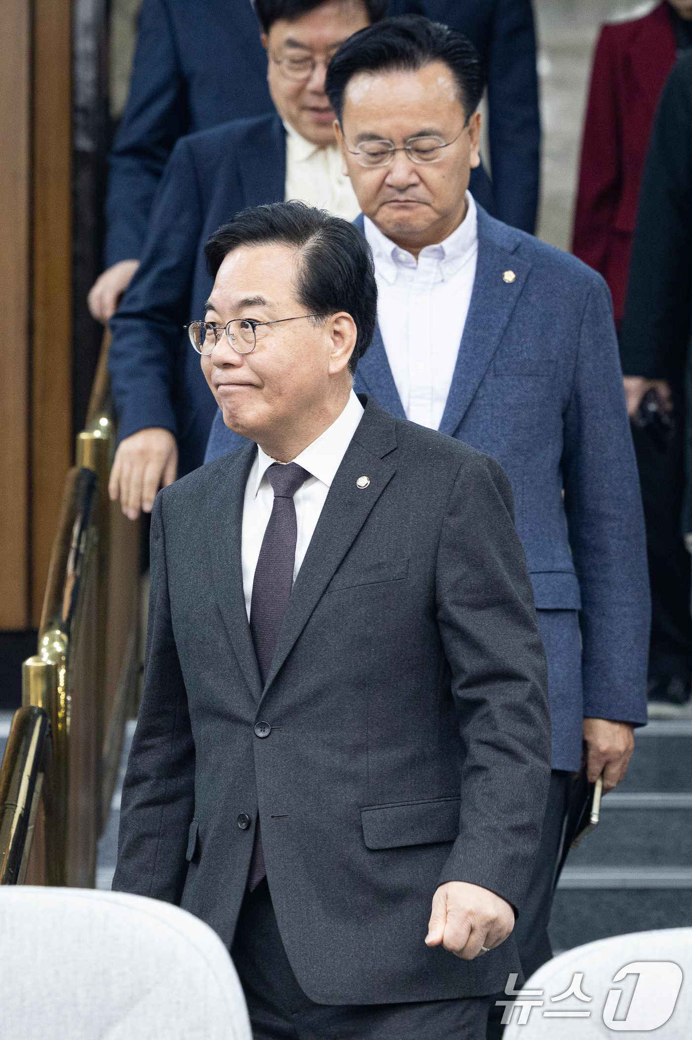 (서울=뉴스1) 유승관 기자 = 송언석 국민의힘 원내대표를 비롯한 원내지도부가 6일 서울 여의도 국회에서 열린 원내대책회의에 참석하고 있다. 2026.3.6/뉴스1