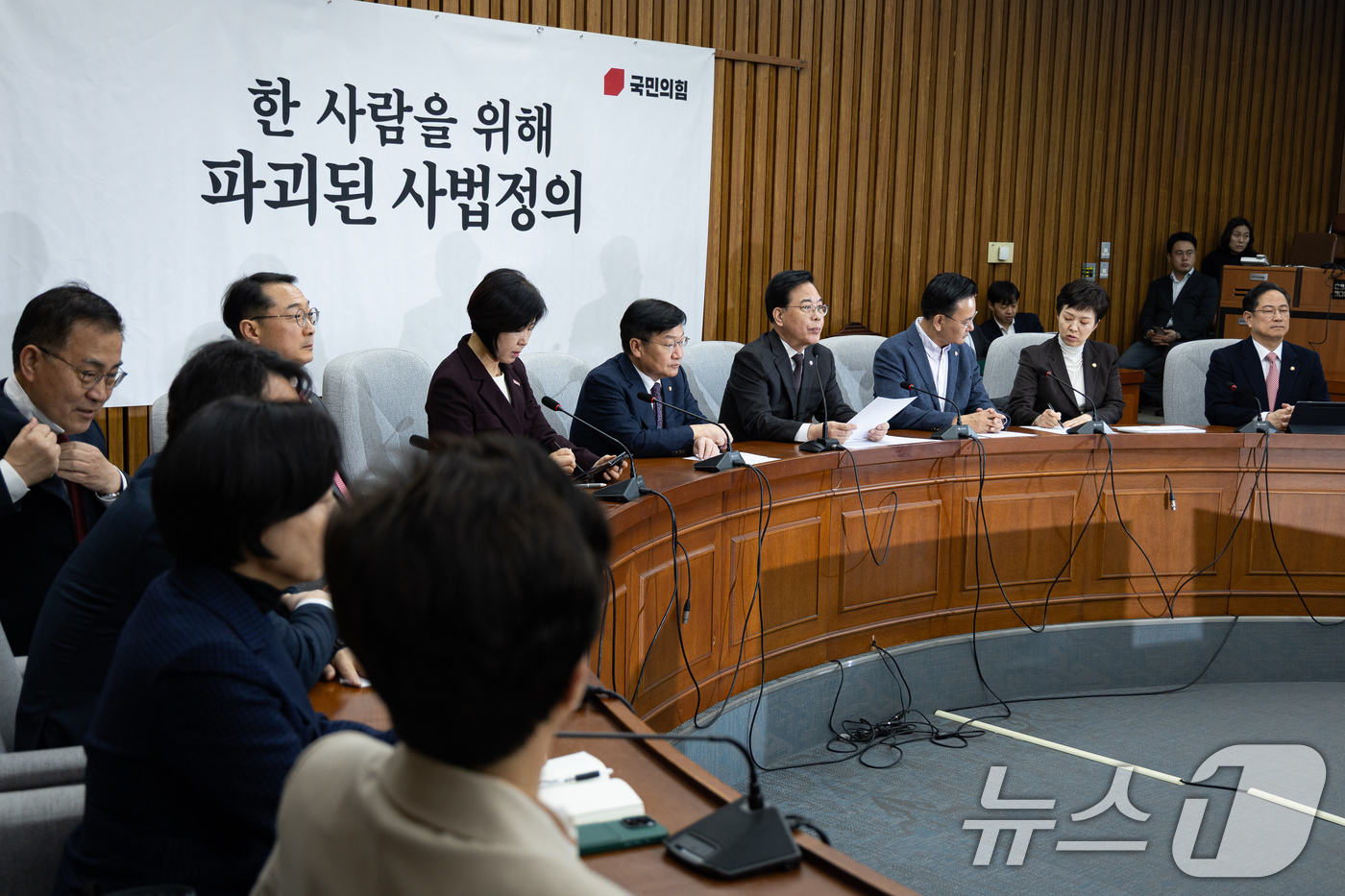 (서울=뉴스1) 유승관 기자 = 송언석 국민의힘 원내대표가 6일 서울 여의도 국회에서 열린 원내대책회의에서 모두 발언을 하고 있다. 2026.3.6/뉴스1