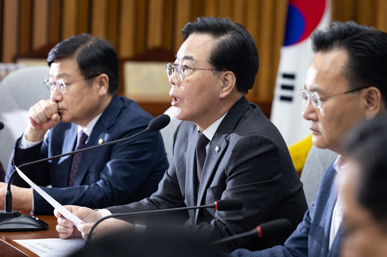 원내대책회의 발언하는 송언석 원내대표