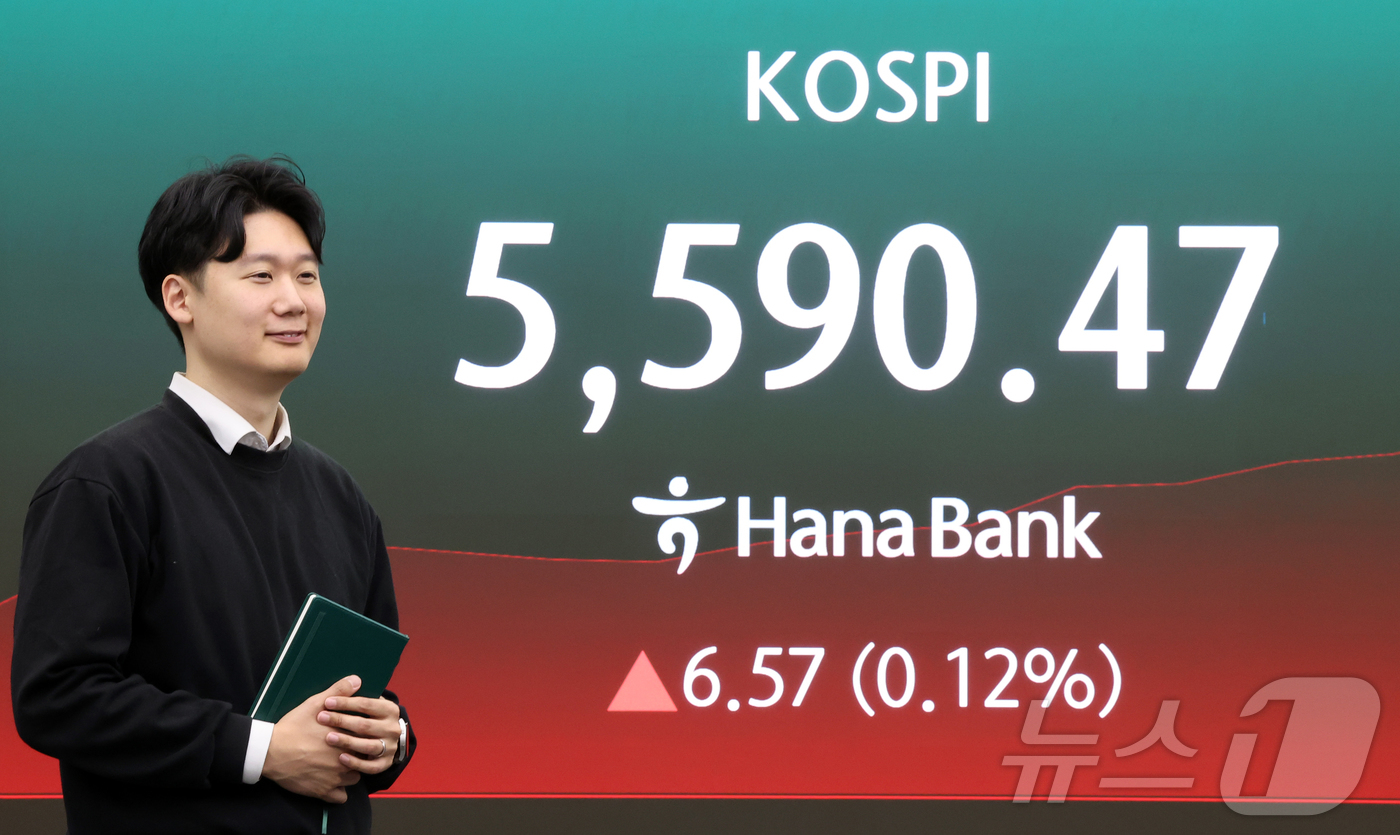 (서울=뉴스1) 김진환 기자 = 6일 서울 중구 하나은행 딜링룸 전광판에 코스피 등 시황이 표시되고 있다.이날 코스피는 전 거래일 대비 6.57p(0.12%) 상승한 5590.47 …