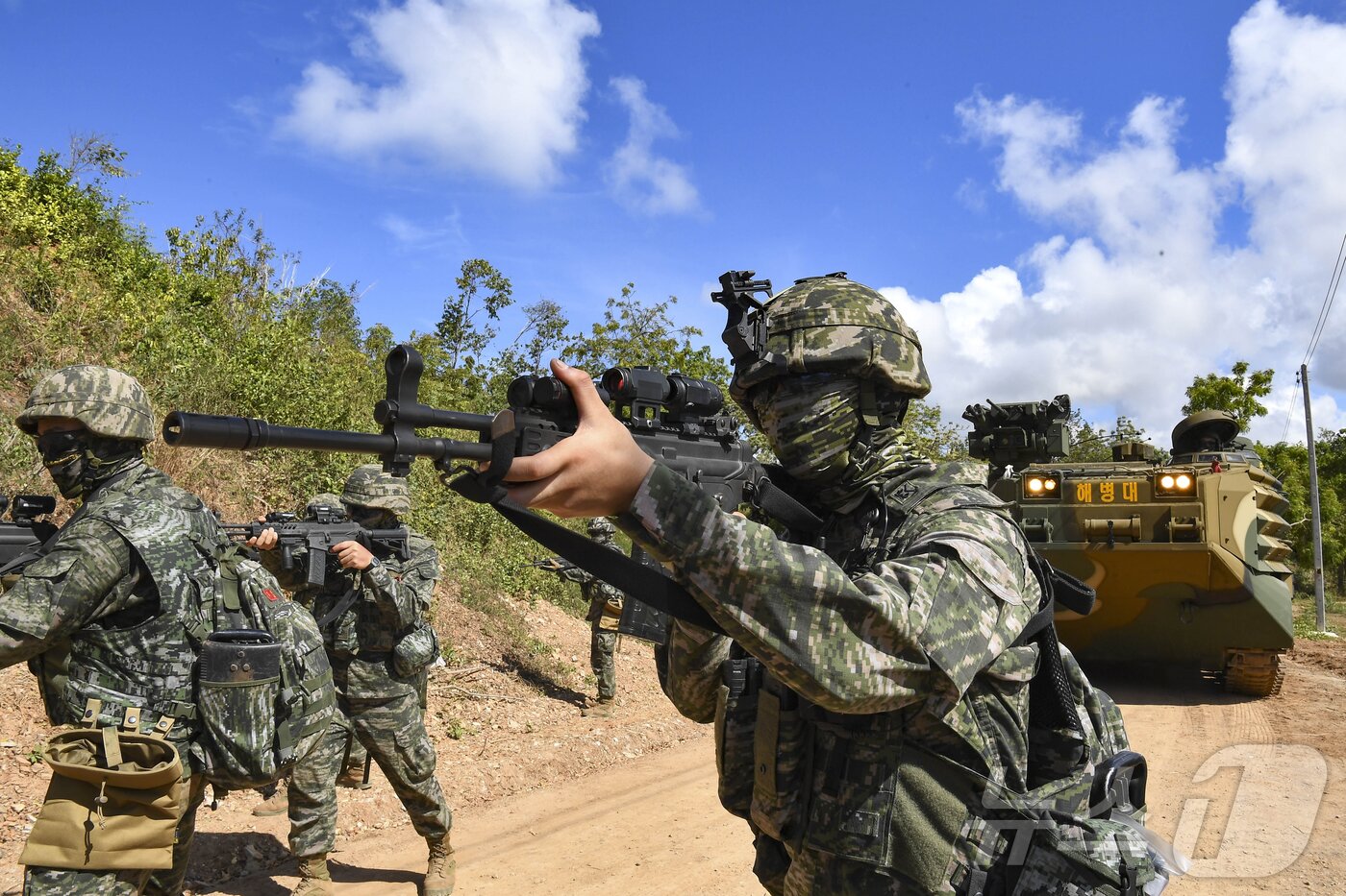 본문 이미지 - 해병대는 지난 2월 23일부터 6일(현지시간)까지 태국 일대에서 미국, 태국 등 10개국과 함께 코브라골드 연합훈련에 참가했다고 밝혔다. 사진은 지난달 27일 해병대 수색부대 장병들이 태국 핫야오 해안에서 KAAV를 활용한 대상륙작전 임무를 수행하는 모습. (해병대 제공. 재판매 및 DB 금지) 2026.3.6 ⓒ 뉴스1