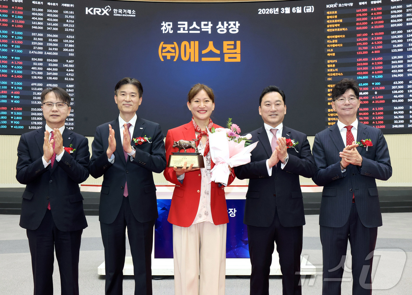 (서울=뉴스1) = 한국거래소 코스닥시장본부는 6일 오전 서울사옥 홍보관에서 에스팀의 코스닥시장 상장기념식을 개최했다고 밝혔다. 사진은 상장 기념식 후 기념 사진 촬영하는 김대영 …