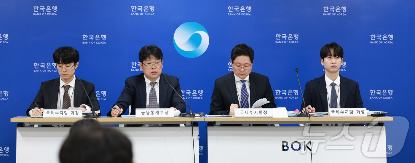 (서울=뉴스1) = 유성욱 경제통계1국 금융통계부장이 6일 오전 서울 중구 한국은행에서 열린 2026년 1월 국제수지(잠정) 기자설명회에서 발언하고 있다. (한국은행 제공. 재판매 …