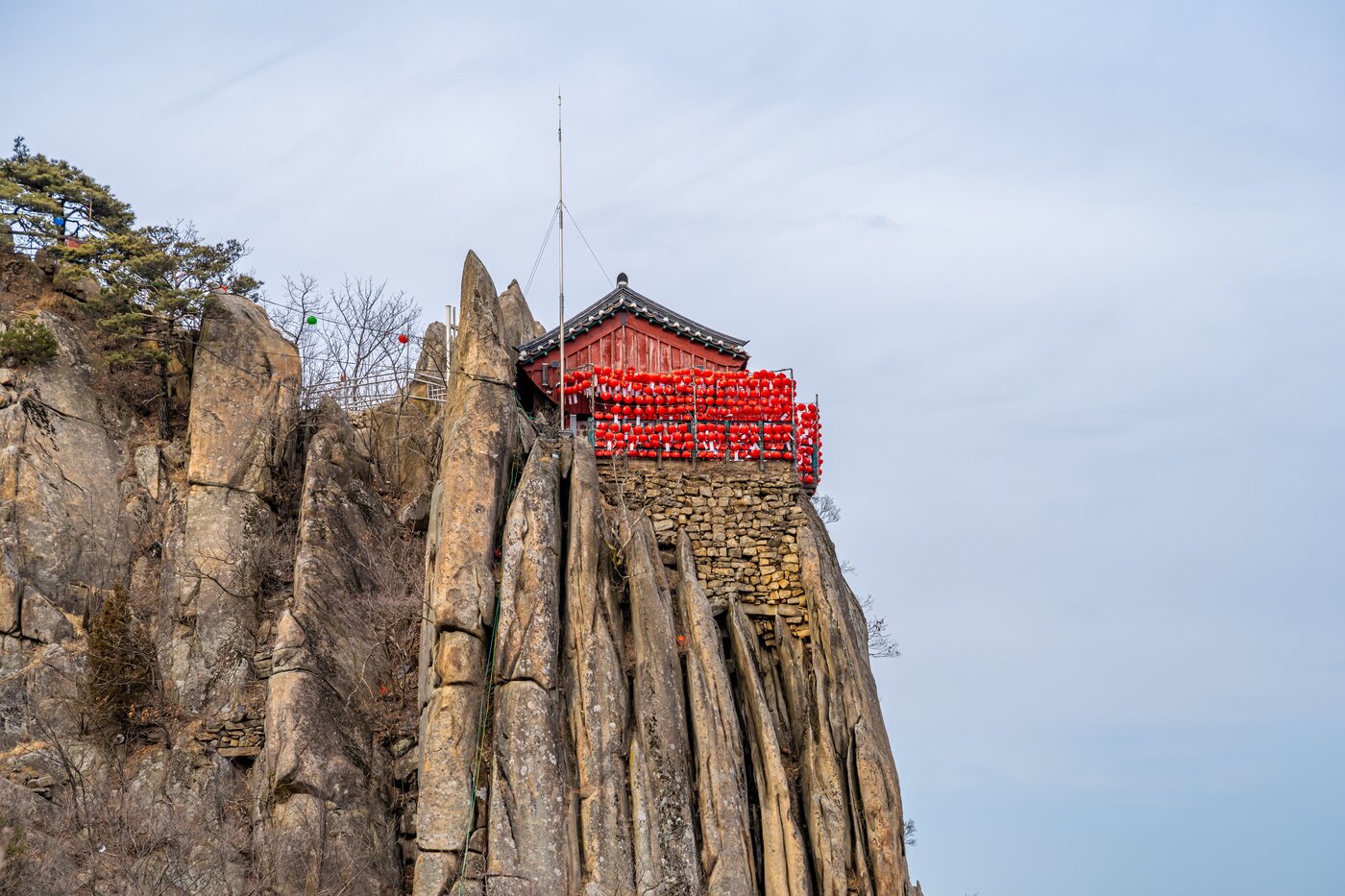 본문 이미지 - 관악산 암봉과 어우러진 응진전(서울관광재단 제공)