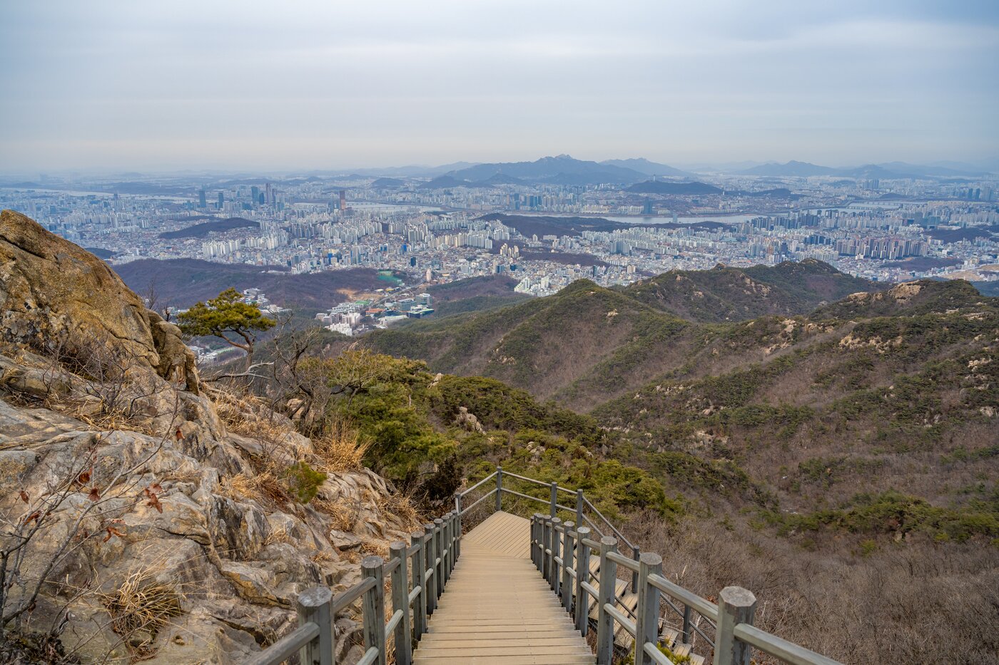 본문 이미지 - 관악산 사당역 방면 하산길 풍경(서울관광재단 제공)