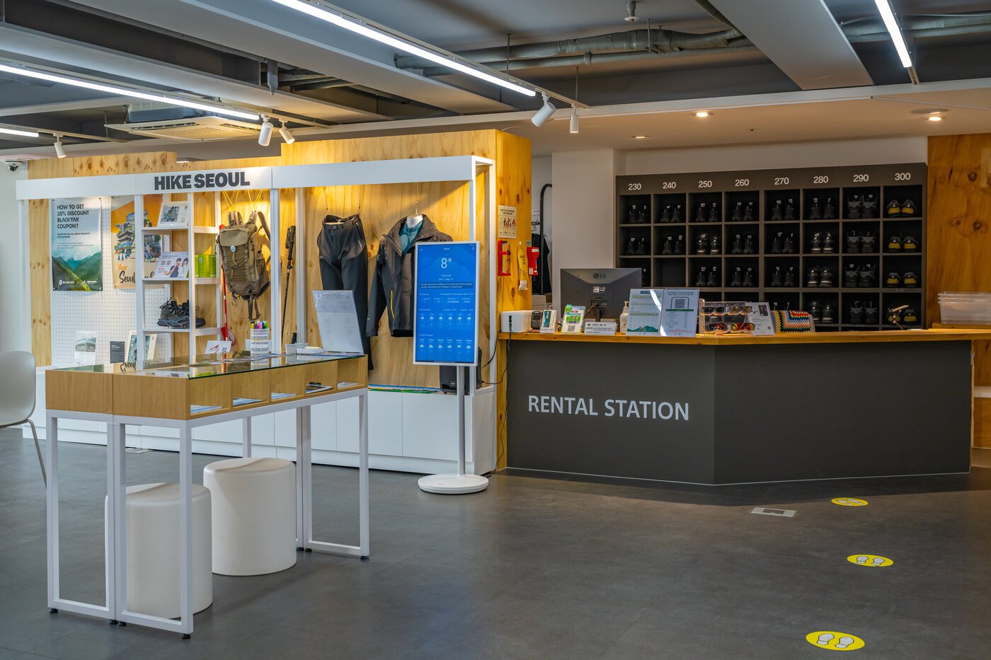 본문 이미지 - 북한산등산관광센터 안내데스크(서울관광재단 제공)