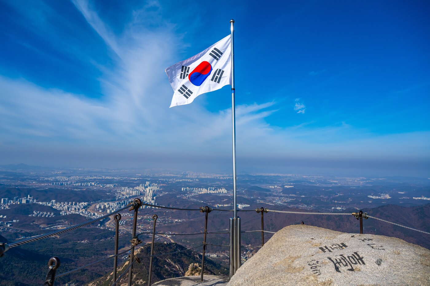 본문 이미지 - 북한산 정상 백운대 태극기(서울관광재단 제공)