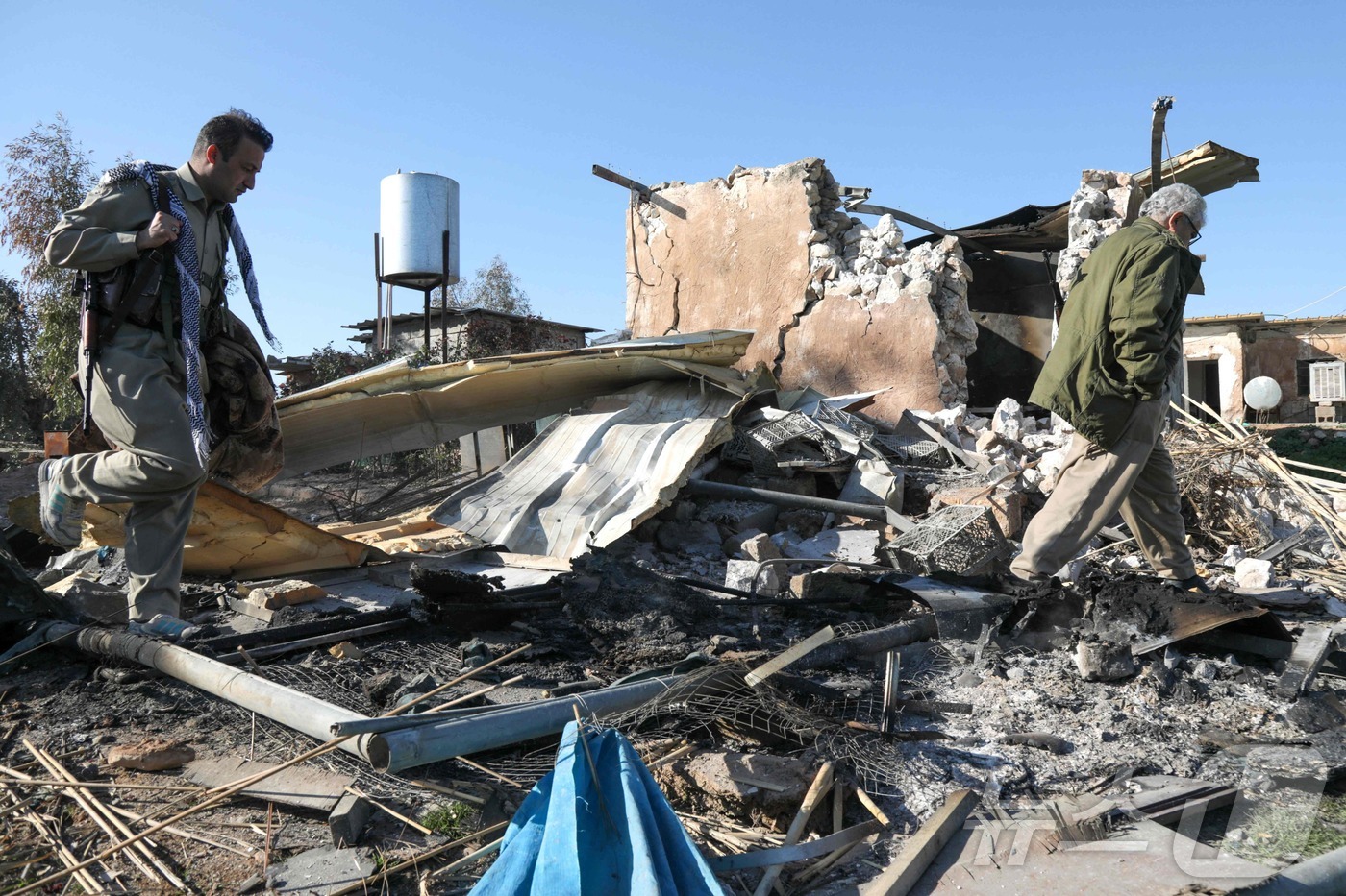 (에르빌 AFP=뉴스1) 최종일 선임기자 = 3일(현지시간) 이라크 북부 쿠르드 자치구 에르빌 동쪽 코예 마을에서 이란쿠르드민주당(KDPI) 소속의 한 무장대원이 이란의 국경 너머 …