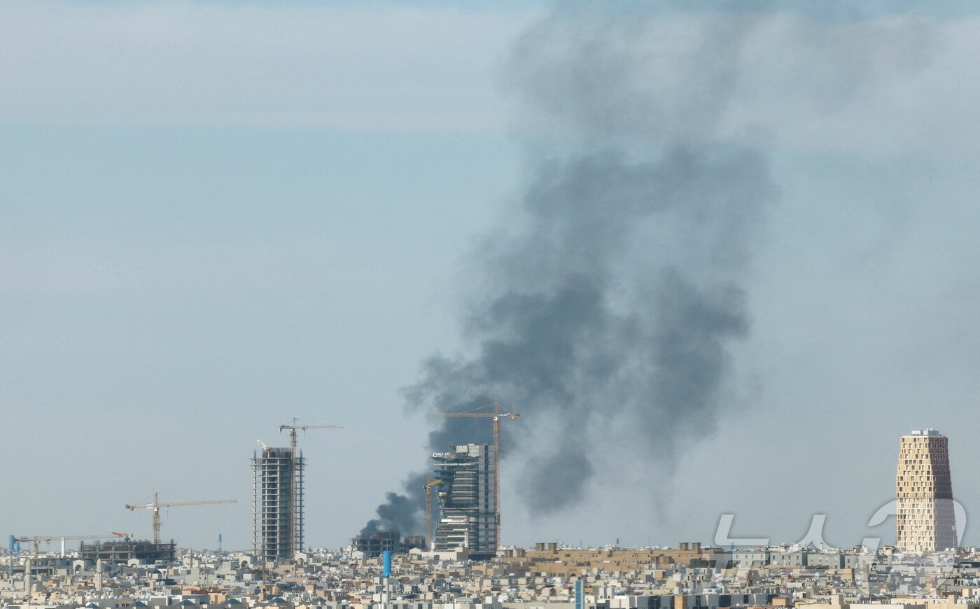 본문 이미지 - 미국과 이스라엘이 이란에 대한 공습에 들어간 가운데 지난 5일(현지시간) 사우디아라비아 리야드에서 연기 기둥이 솟구치고 있다. 2026.03.05. ⓒ 로이터=뉴스1
