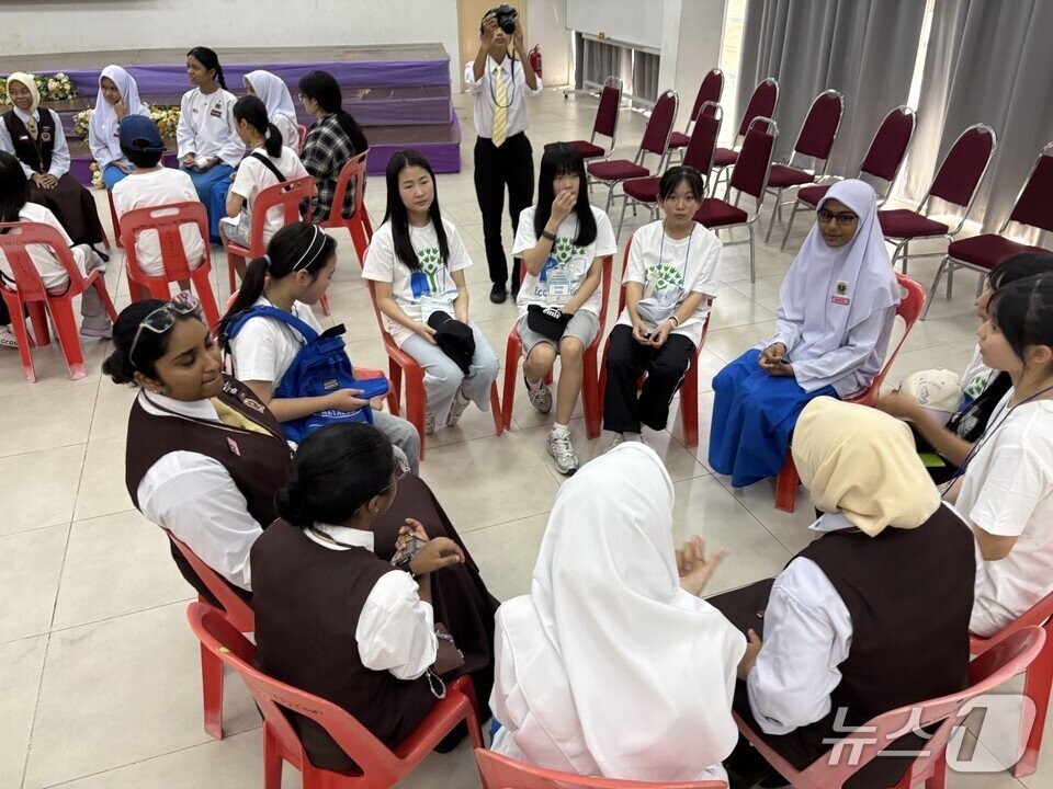 본문 이미지 - 장성교육지원청 에코스쿨동아리 학생들이 말레이시아 에코스쿨 학생들과 환경관련 주제 토론을 하고 있다.  (전남교육청 제공, 재판매 및 DB 금지)/뉴스1