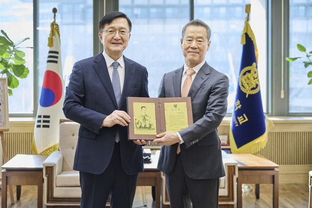 서울대, 홍선근 KEF 이사장에 기부 공로 감사패 전달