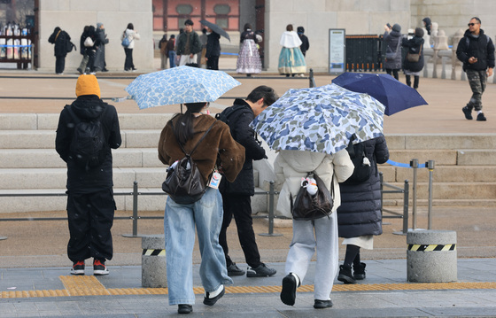 오후까지 동해안·경상권 눈비…일교차 큰 '환절기 날씨'