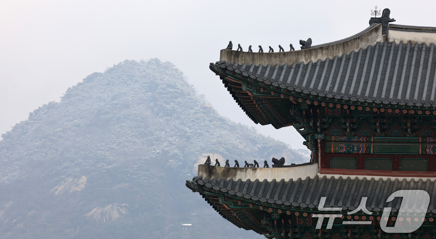 (서울=뉴스1) 임세영 기자 = 6일 서울 종로구 북악산 능선에 눈이 쌓여 있다.이날 기상청 적설 관측에 따르면 서울은 오전 9시 기준 서대문에서 0.1㎝의 적설이 관측됐다. 다만 …