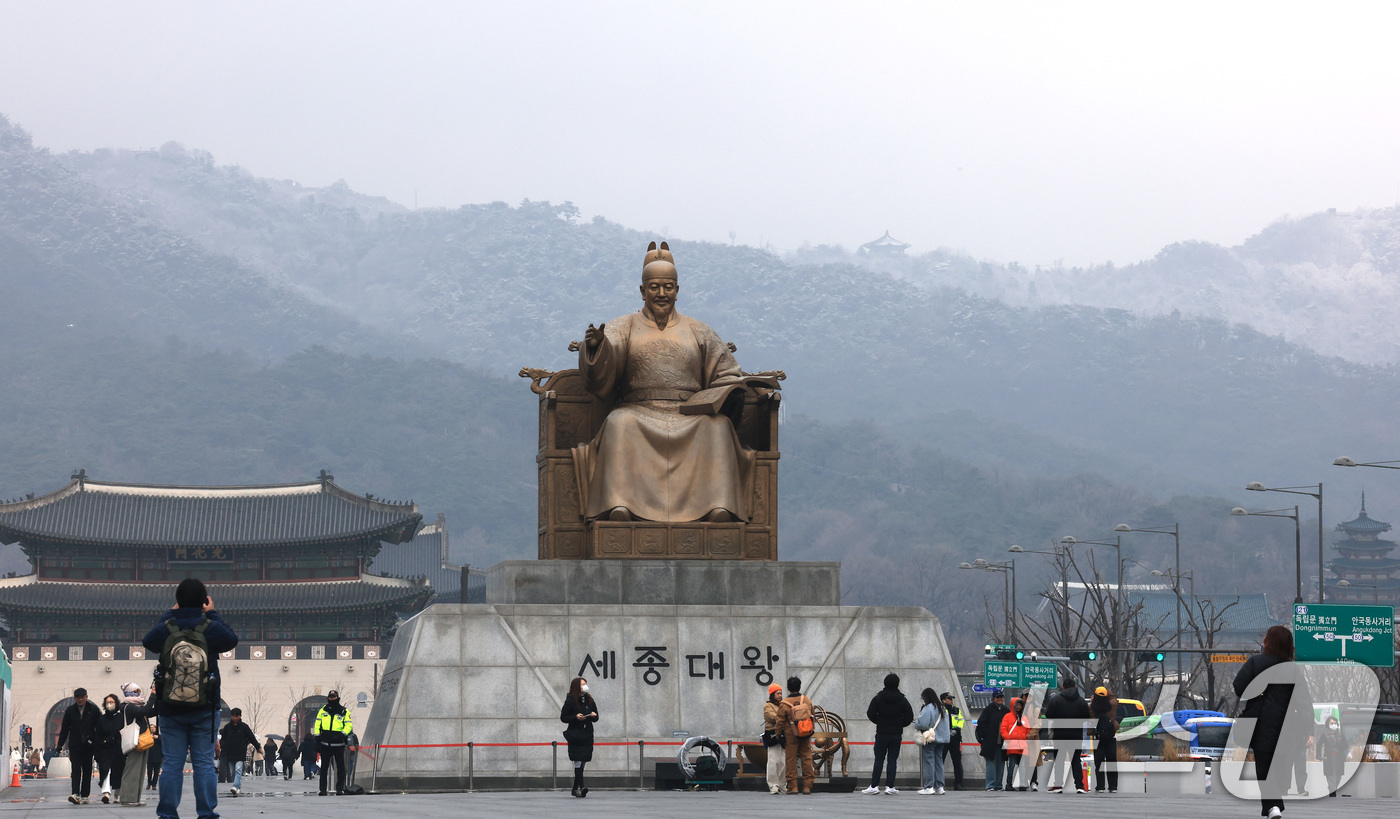(서울=뉴스1) 임세영 기자 = 6일 서울 종로구 북악산 능선에 눈이 쌓여 있다.이날 기상청 적설 관측에 따르면 서울은 오전 9시 기준 서대문에서 0.1㎝의 적설이 관측됐다. 다만 …