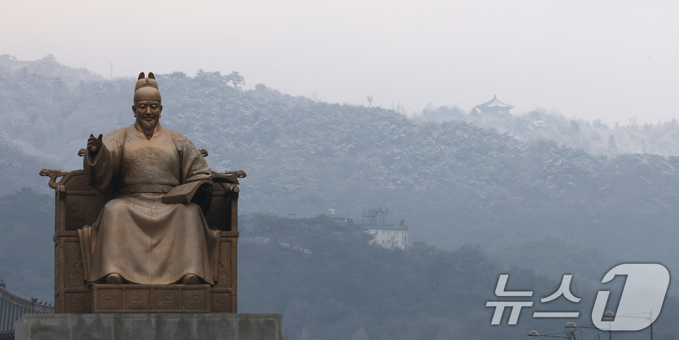 (서울=뉴스1) 임세영 기자 = 6일 서울 종로구 북악산 능선에 눈이 쌓여 있다.이날 기상청 적설 관측에 따르면 서울은 오전 9시 기준 서대문에서 0.1㎝의 적설이 관측됐다. 다만 …