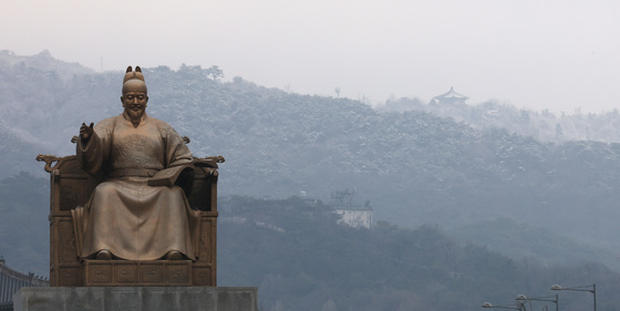 '3월에 눈 쌓인 북악산'