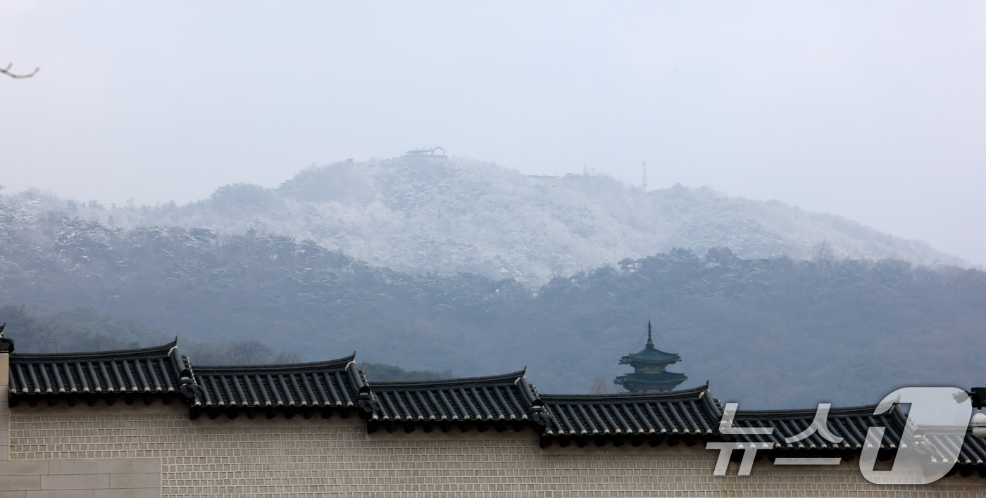 (서울=뉴스1) 임세영 기자 = 6일 서울 종로구 북악산 능선에 눈이 쌓여 있다.이날 기상청 적설 관측에 따르면 서울은 오전 9시 기준 서대문에서 0.1㎝의 적설이 관측됐다. 다만 …