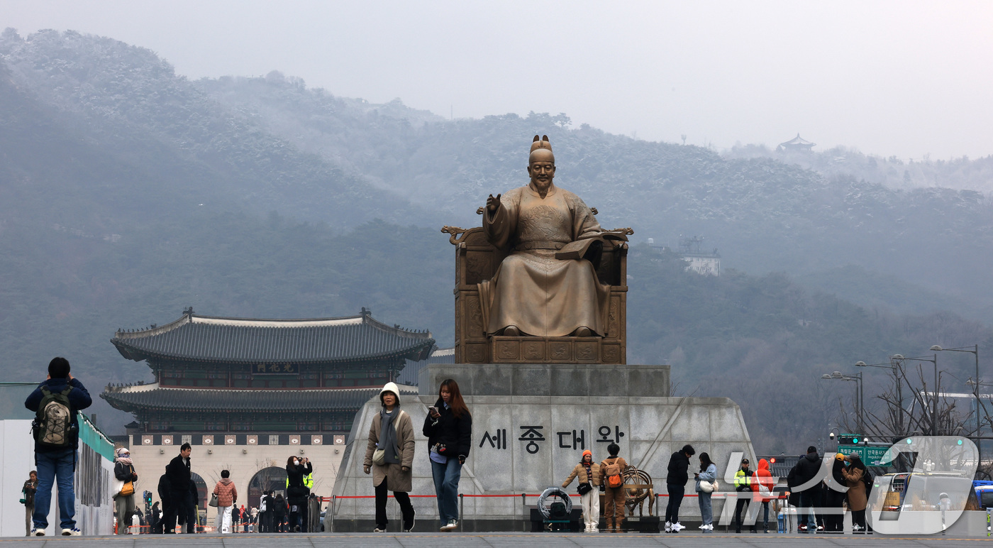 (서울=뉴스1) 임세영 기자 = 6일 서울 종로구 북악산 능선에 눈이 쌓여 있다.이날 기상청 적설 관측에 따르면 서울은 오전 9시 기준 서대문에서 0.1㎝의 적설이 관측됐다. 다만 …