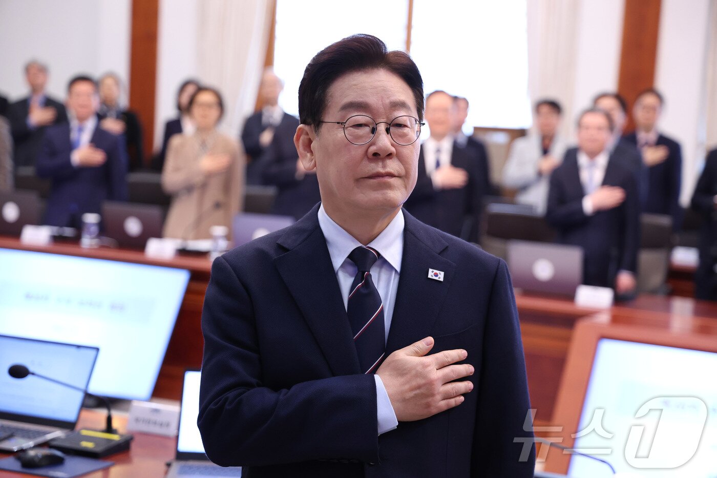 본문 이미지 - 이재명 대통령이 6일 청와대에서 열린 수석보좌관회의에서 국민의례를 하고 있다. 2026.3.6 ⓒ 뉴스1 허경 기자