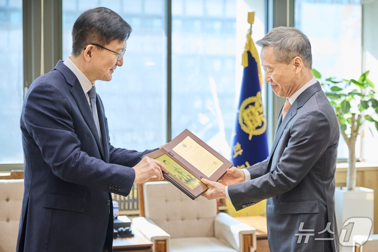 본문 이미지 - 유홍림 서울대 총장(왼쪽)이 5일 홍선근 이사장에게 감사패를 증정하고 있다.