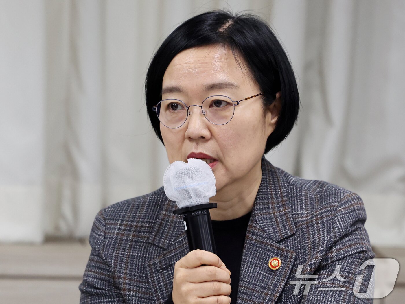 본문 이미지 - 한성숙 중소벤처기업부 장관이 '중동 상황 관련 중소기업 영향 점검회의'에서 모두발언을 하고 있다. 2026.3.6 ⓒ 뉴스1 황기선 기자