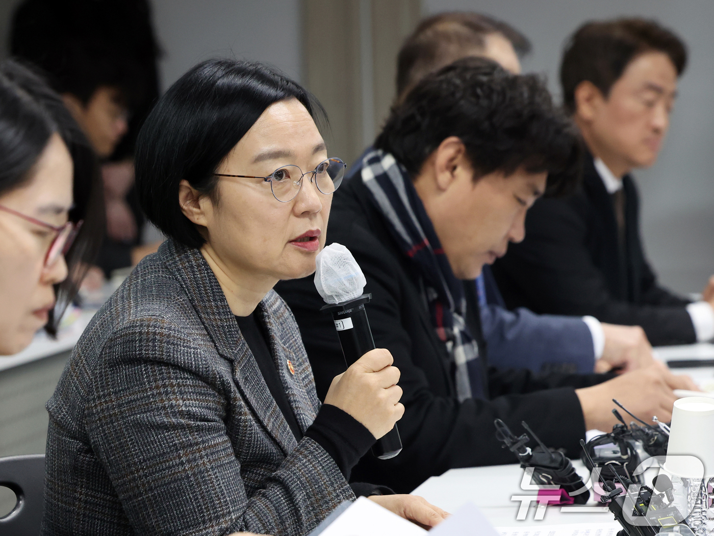 (서울=뉴스1) 황기선 기자 = 한성숙 중소벤처기업부 장관이 6일 오전 서울 영등포구 중소기업중앙회에서 열린 '중동 상황 관련 중소기업 영향 점검회의'에서 모두발언을 하고 있다. …