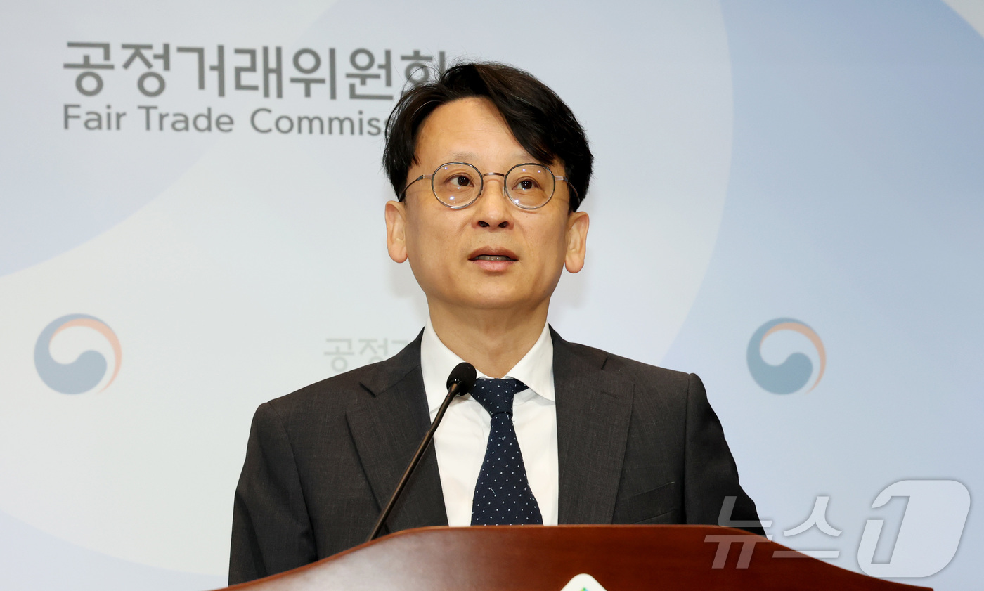 (세종=뉴스1) 김기남 기자 = 유성욱 공정거래위원회 조사관리관이 6일 세종시 정부세종청사에서 4개 전분당 제조판매 사업자의 부당 공동행위 건에 대한 심의 상정 내용을 벌표하고 있 …