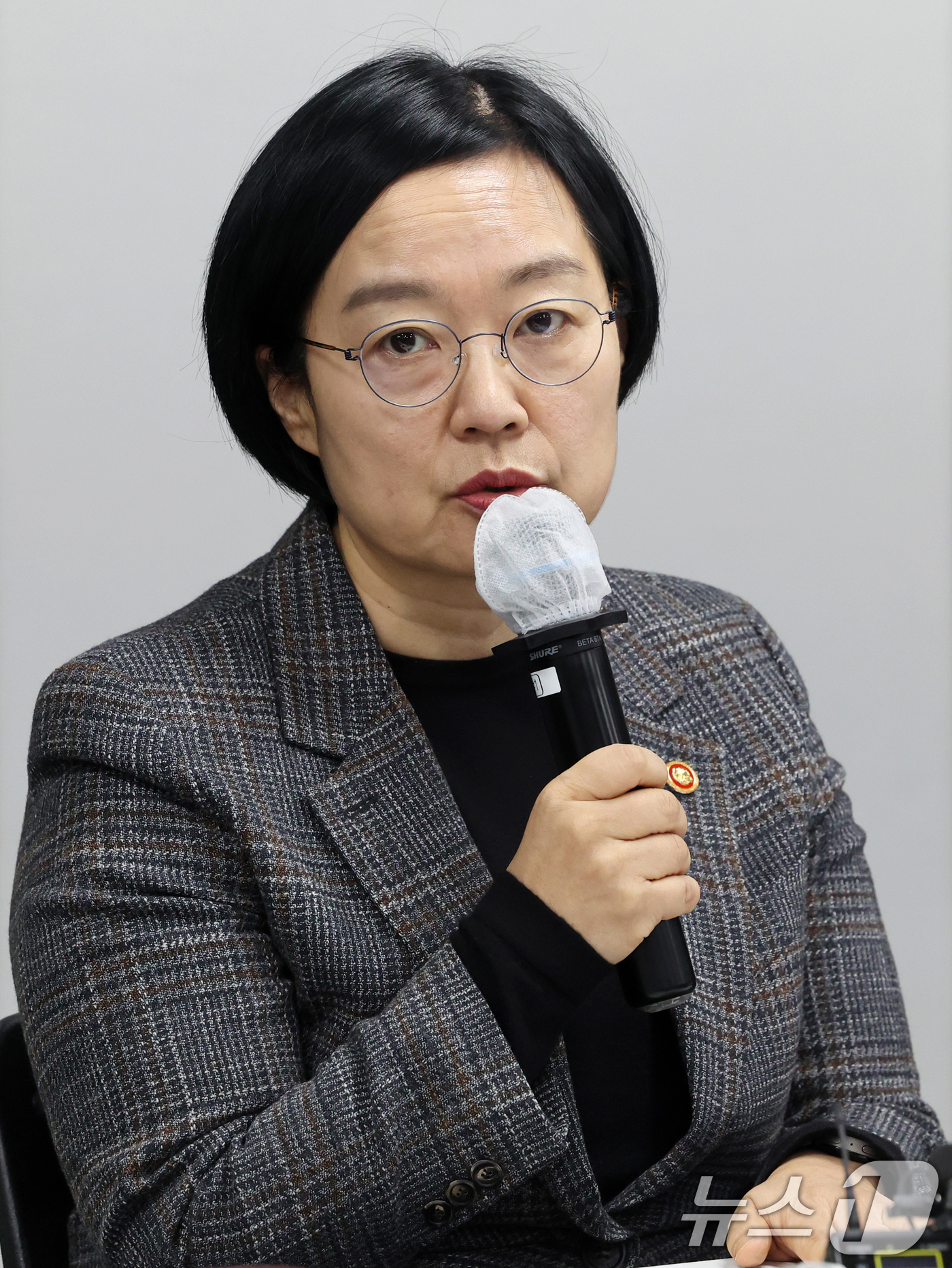 (서울=뉴스1) 황기선 기자 = 한성숙 중소벤처기업부 장관이 6일 오전 서울 영등포구 중소기업중앙회에서 열린 '중동 상황 관련 중소기업 영향 점검회의'에서 모두발언을 하고 있다. …