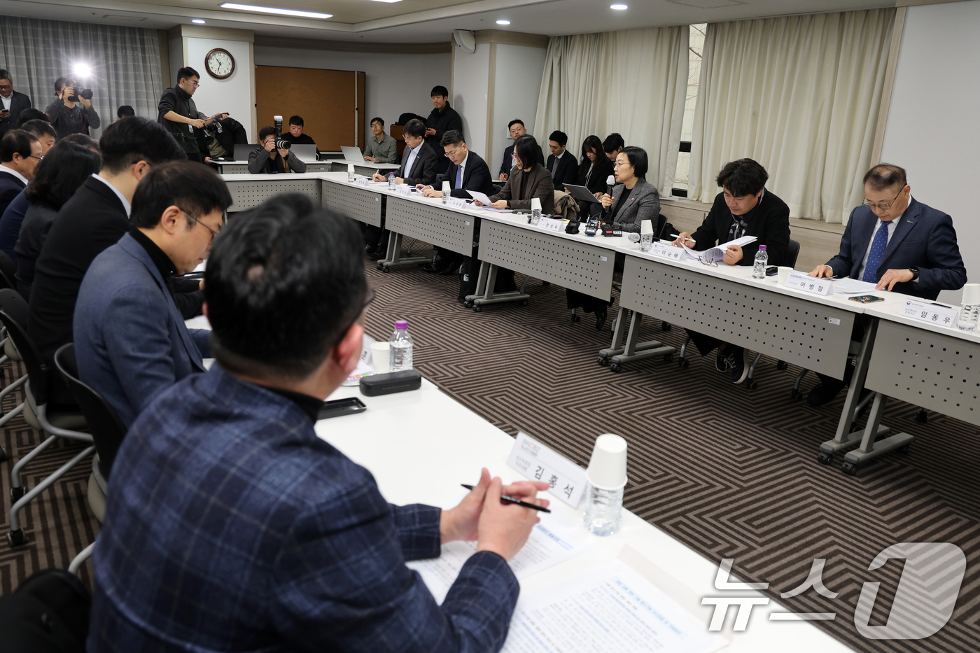 (서울=뉴스1) 황기선 기자 = 한성숙 중소벤처기업부 장관이 6일 오전 서울 영등포구 중소기업중앙회에서 열린 '중동 상황 관련 중소기업 영향 점검회의'에서 모두발언을 하고 있다. …