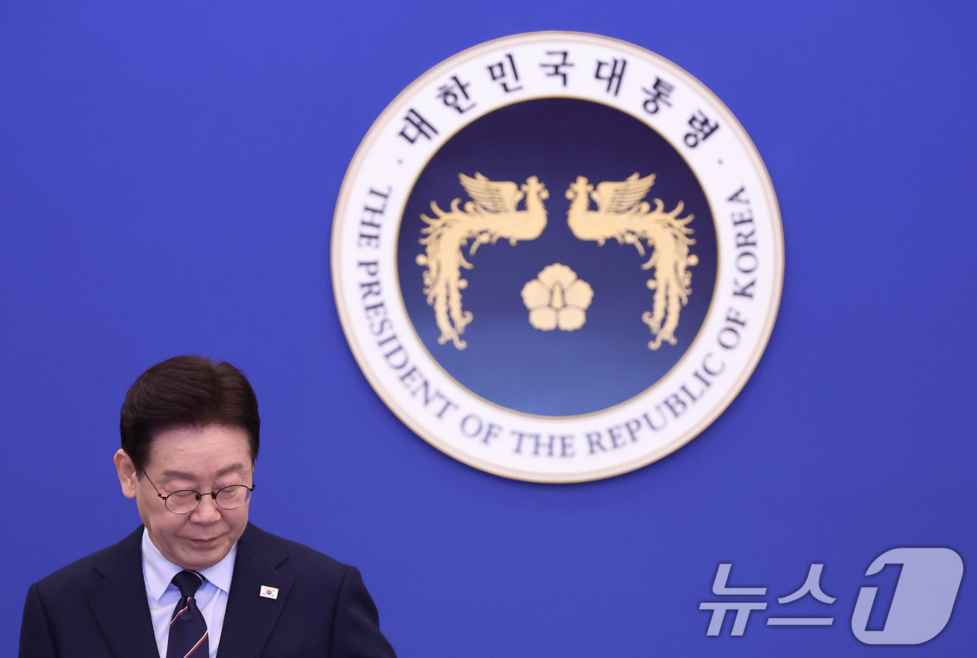 (서울=뉴스1) 허경 기자 = 이재명 대통령이 6일 청와대에서 열린 수석보좌관회의에 입장하고 있다. 2026.3.6/뉴스1