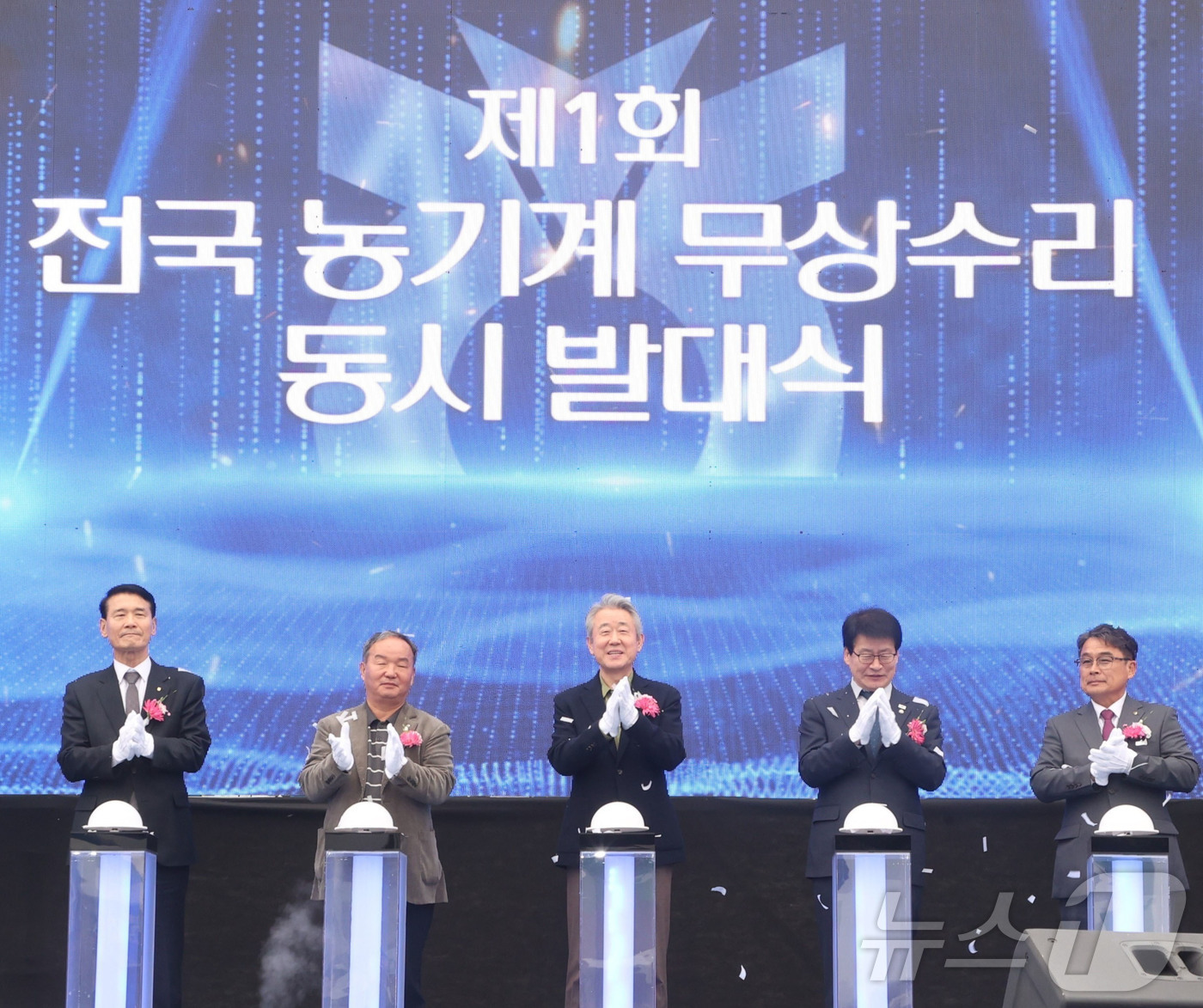 (서울=뉴스1) = 강호동 농협중앙회장이 지난 5일 충북 음성군 생극농협 농기계센터에서 열린 ‘제1회 전국 농기계 무상수리 동시 발대식’에서 임호선 더불어민주당 국회의원(왼쪽 네 …