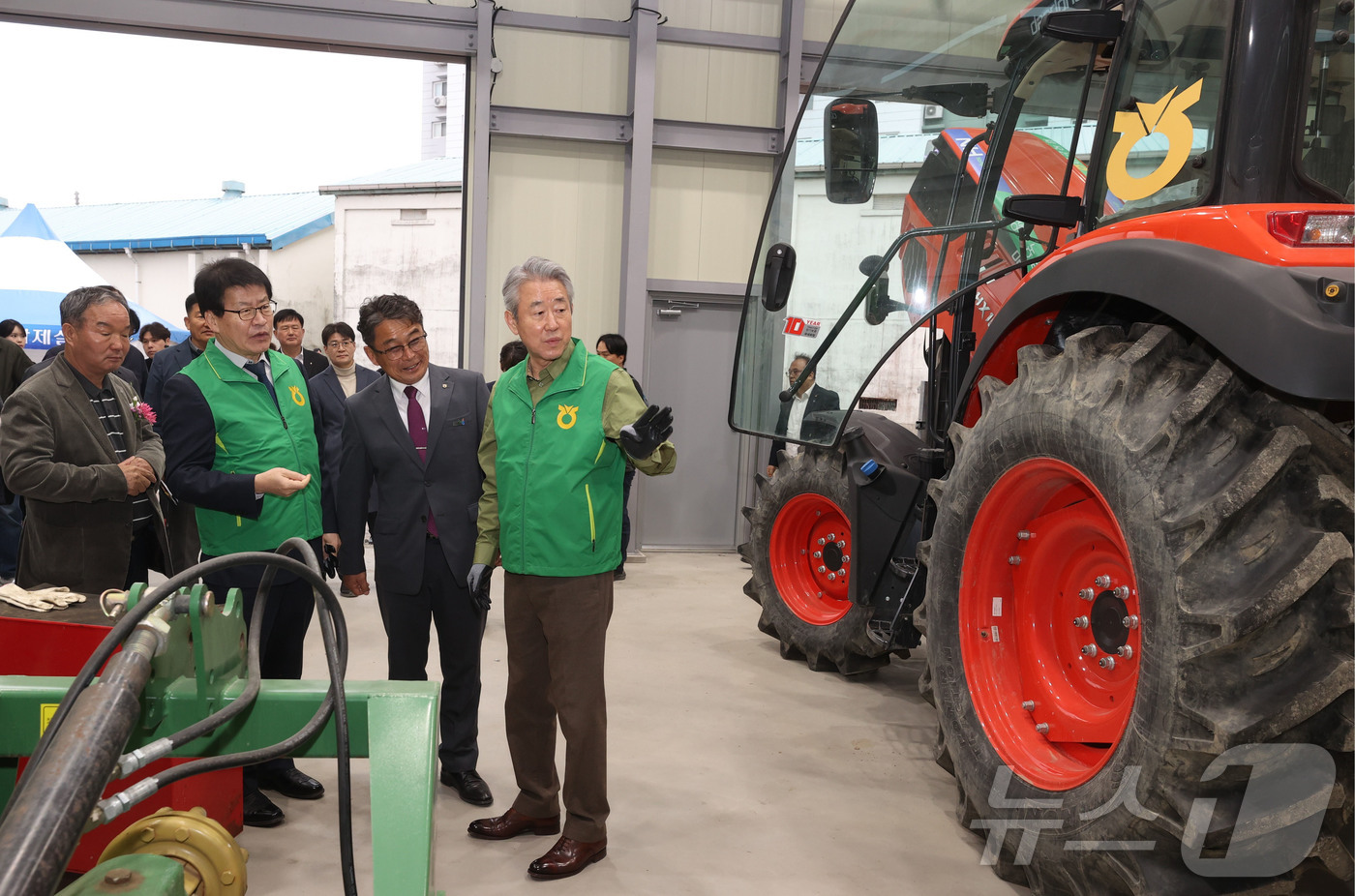 (서울=뉴스1) = 강호동 농협중앙회장이 지난 5일 충북 음성군 생극농협 농기계센터에서 열린 ‘제1회 전국 농기계 무상수리 동시 발대식’에서 농기계 수리 현장을 살펴보고 있다. ( …