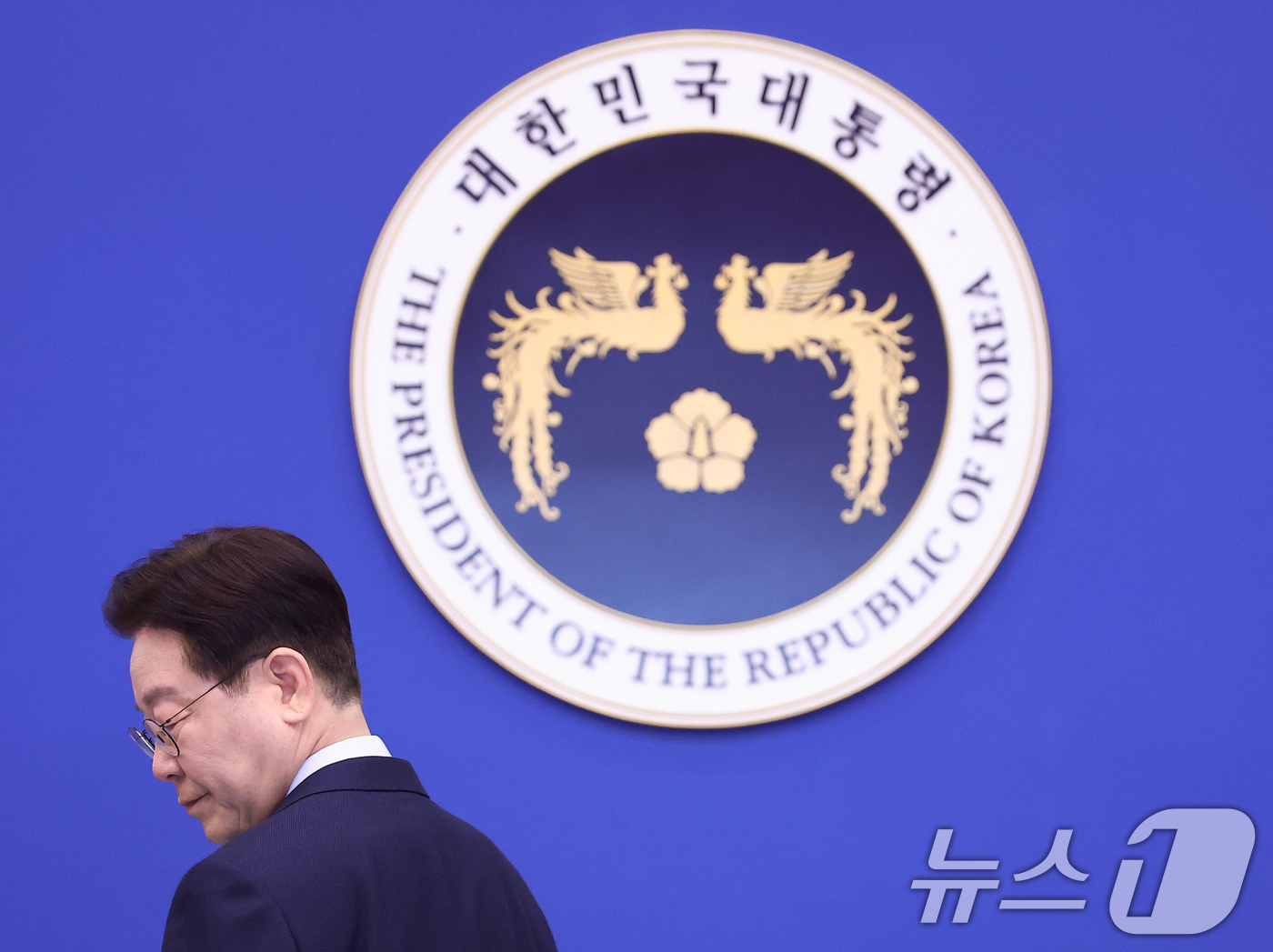 (서울=뉴스1) 허경 기자 = 이재명 대통령이 6일 청와대에서 열린 수석보좌관회의에 입장하고 있다. 2026.3.6/뉴스1