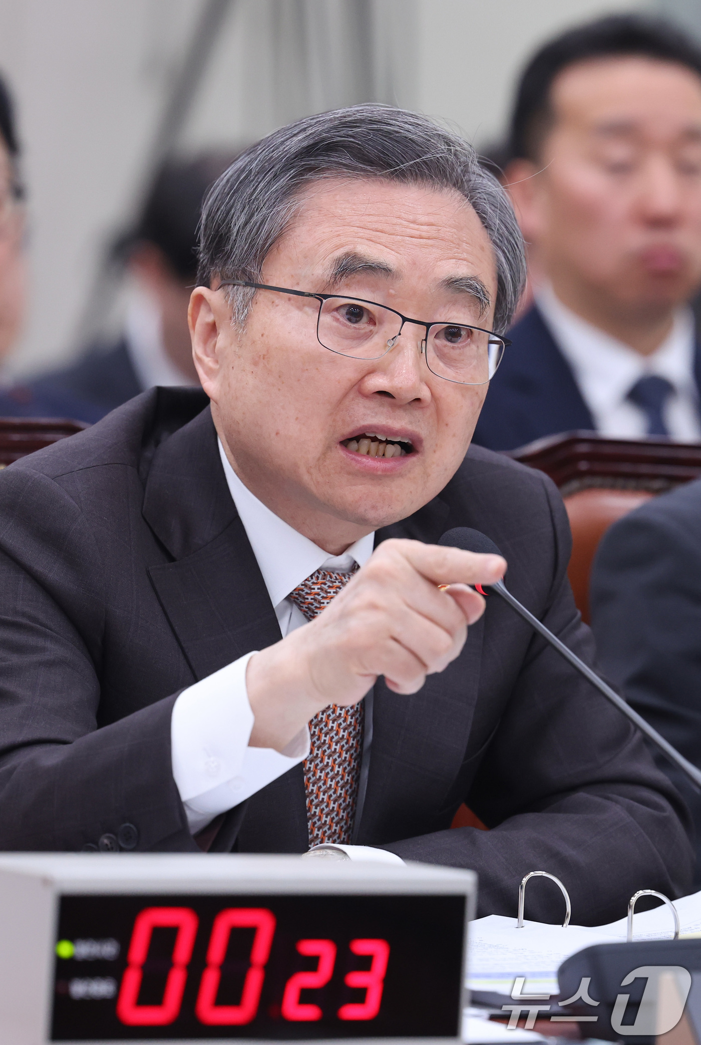 (서울=뉴스1) 신웅수 기자 = 조현 외교부 장관이 6일 서울 여의도 국회에서 열린 외교통일위원회 전체회의에서 중동 상황 관련 의원 질의에 답변하고 있다. 2026.3.6/뉴스1