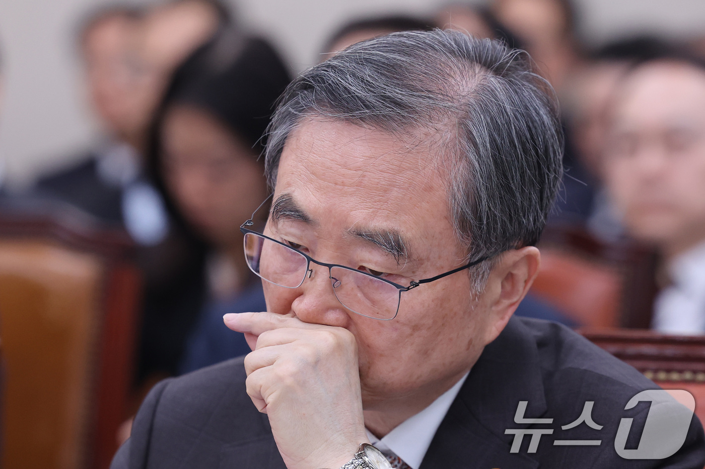 (서울=뉴스1) 신웅수 기자 = 조현 외교부 장관이 6일 서울 여의도 국회에서 열린 외교통일위원회 전체회의에서 생각에 잠겨 있다. 2026.3.6/뉴스1