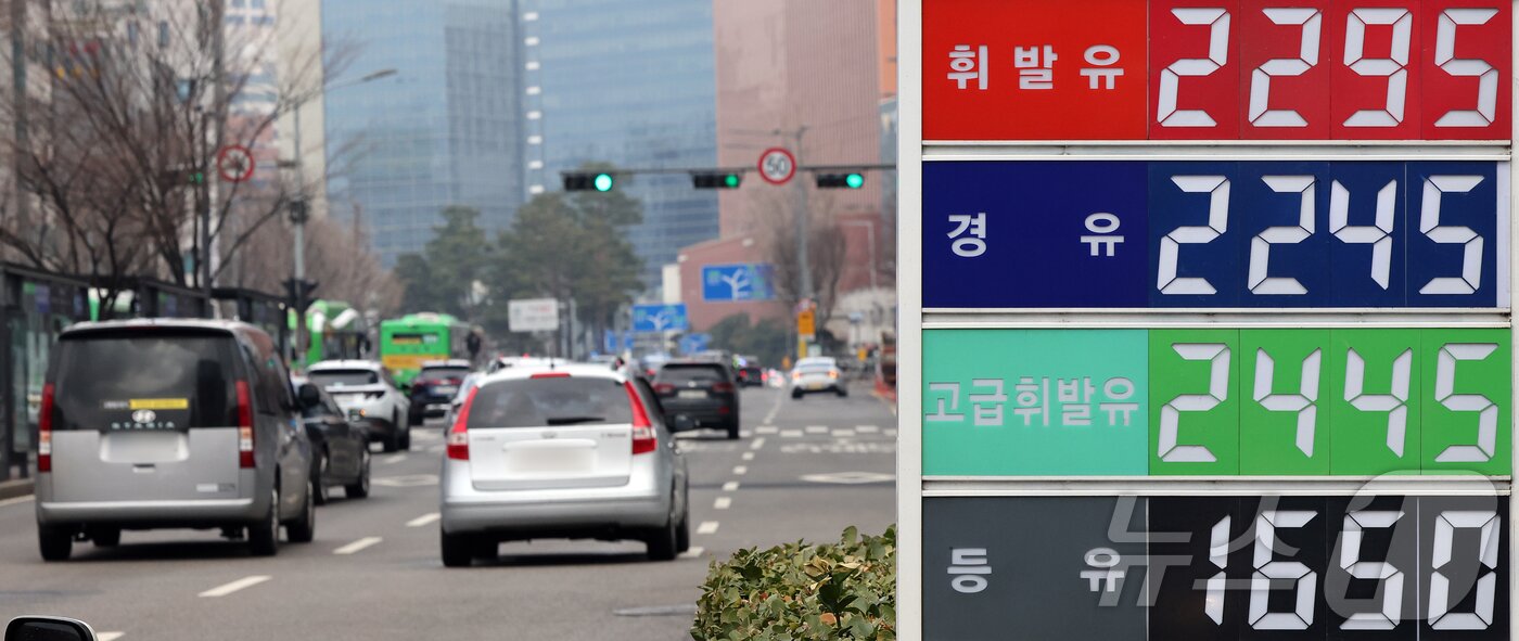 본문 이미지 - 6일 서울의 한 주유소에 유류 가격이 표시돼 있다. 중동 리스크와 수급 불안정성에 따라 서울 평균 휘발유 가격이 리터당 1900원을 넘는 등 국내 기름값이 엿새 연속 오름세를 보이고 있다. 한편, 정부 합동반은 이날부터 주유소를 직접 방문해 가격 동향과 판매 상황을 점검하는 현장 점검에 나설 예정이다. 2026.3.6 ⓒ 뉴스1 김진환 기자
