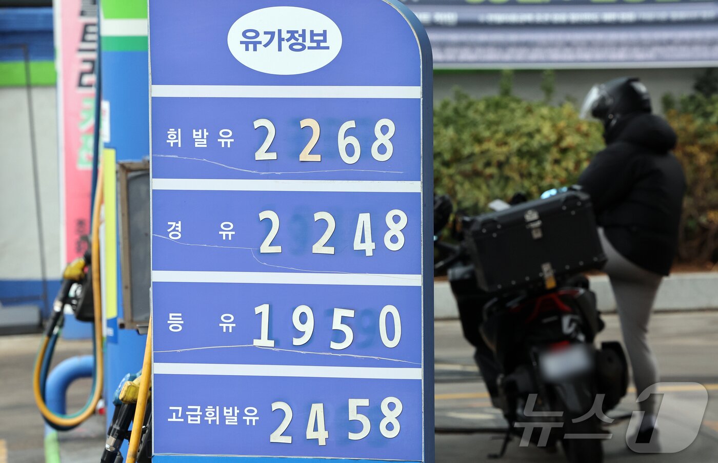 본문 이미지 - 6일 서울의 한 주유소에 유류 가격이 표시돼 있다. 중동 리스크와 수급 불안정성에 따라 서울 평균 휘발유 가격이 리터당 1900원을 넘는 등 국내 기름값이 엿새 연속 오름세를 보이고 있다. 한편, 정부 합동반은 이날부터 주유소를 직접 방문해 가격 동향과 판매 상황을 점검하는 현장 점검에 나설 예정이다. 2026.3.6 ⓒ 뉴스1 김진환 기자