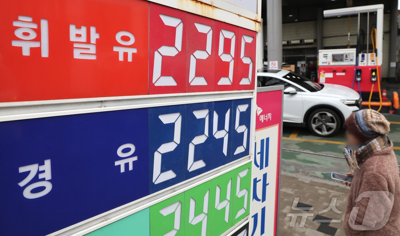 본문 이미지 - 6일 서울의 한 주유소에 유류 가격이 표시돼 있다. 중동 리스크와 수급 불안정성에 따라 서울 평균 휘발유 가격이 리터당 1900원을 넘는 등 국내 기름값이 엿새 연속 오름세를 보이고 있다. 한편, 정부 합동반은 이날부터 주유소를 직접 방문해 가격 동향과 판매 상황을 점검하는 현장 점검에 나설 예정이다. 2026.3.6 ⓒ 뉴스1 김진환 기자