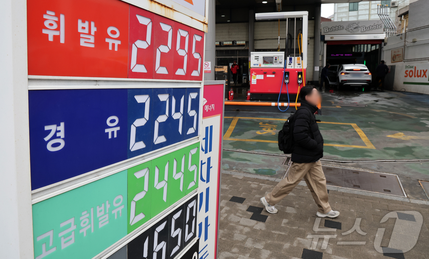 (서울=뉴스1) 김진환 기자 = 6일 서울의 한 주유소에 유류 가격이 표시돼 있다.중동 리스크와 수급 불안정성에 따라 서울 평균 휘발유 가격이 리터당 1900원을 넘는 등 국내 기 …