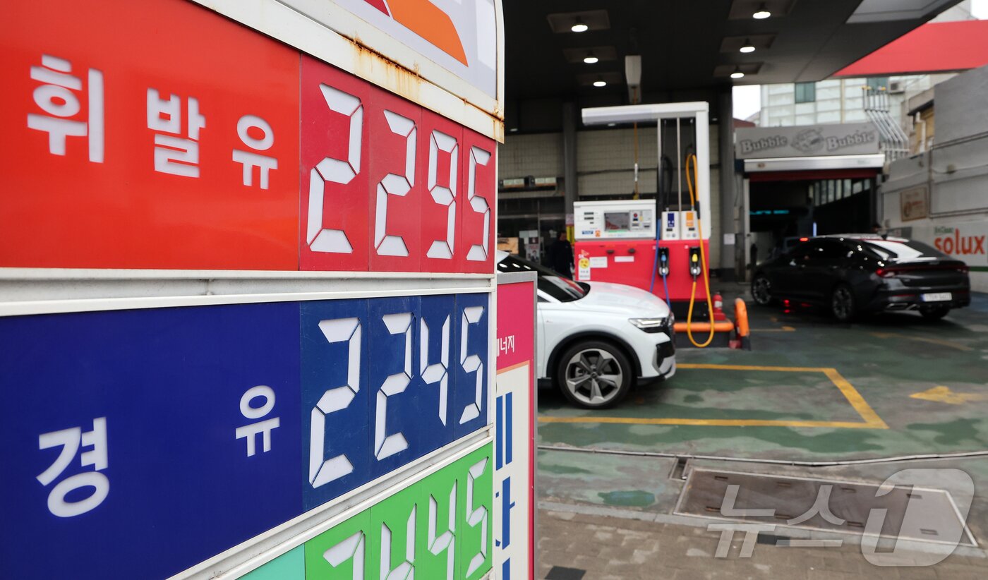 본문 이미지 - 6일 서울의 한 주유소에 유류 가격이 표시돼 있다. 중동 리스크와 수급 불안정성에 따라 서울 평균 휘발유 가격이 리터당 1900원을 넘는 등 국내 기름값이 엿새 연속 오름세를 보이고 있다. 한편, 정부 합동반은 이날부터 주유소를 직접 방문해 가격 동향과 판매 상황을 점검하는 현장 점검에 나설 예정이다. 2026.3.6 ⓒ 뉴스1 김진환 기자