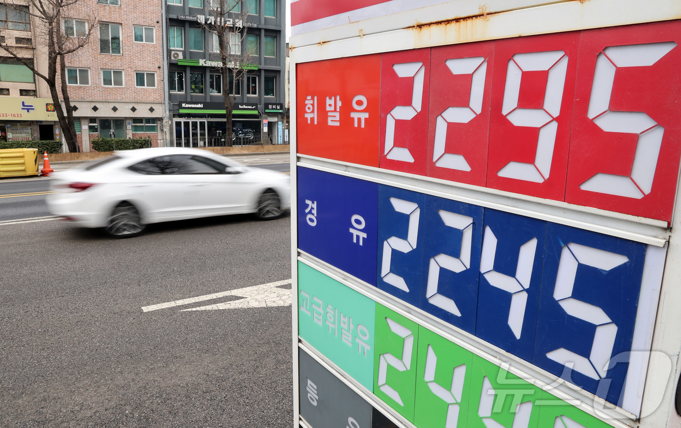 (서울=뉴스1) 김진환 기자 = 6일 서울의 한 주유소에 유류 가격이 표시돼 있다.중동 리스크와 수급 불안정성에 따라 서울 평균 휘발유 가격이 리터당 1900원을 넘는 등 국내 기 …