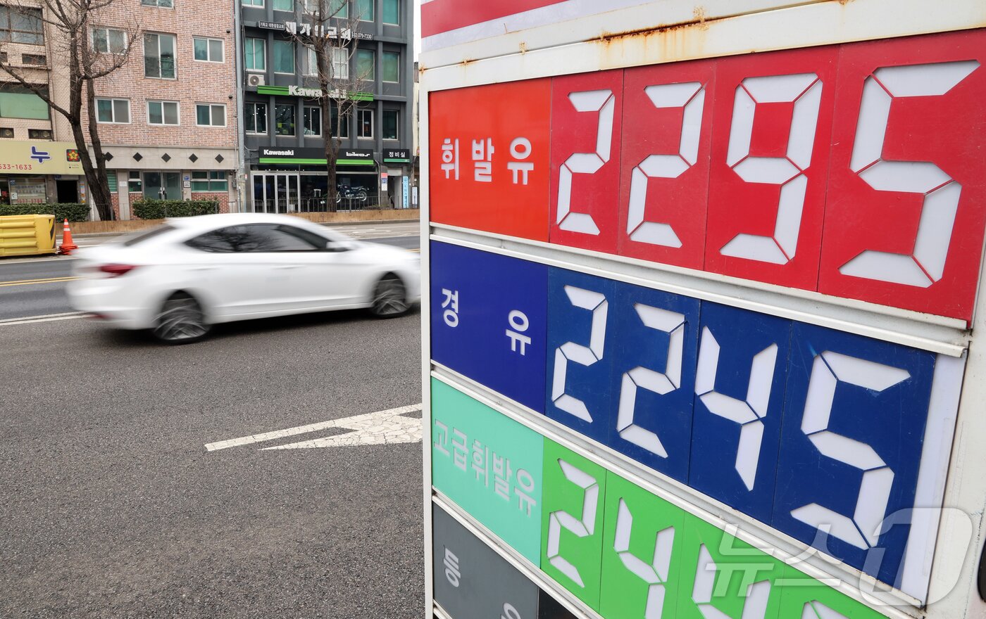 본문 이미지 - 6일 서울의 한 주유소에 유류 가격이 표시돼 있다. 중동 리스크와 수급 불안정성에 따라 서울 평균 휘발유 가격이 리터당 1900원을 넘는 등 국내 기름값이 엿새 연속 오름세를 보이고 있다. 한편, 정부 합동반은 이날부터 주유소를 직접 방문해 가격 동향과 판매 상황을 점검하는 현장 점검에 나설 예정이다. 2026.3.6 ⓒ 뉴스1 김진환 기자
